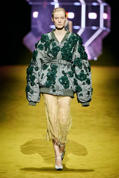 Look 16